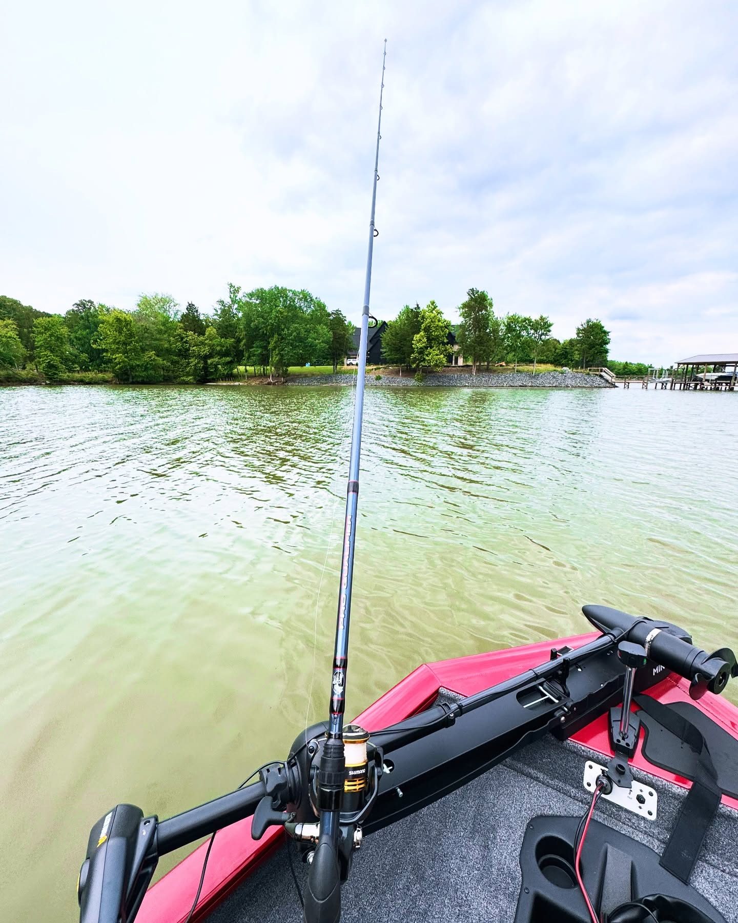 Bow of the Tracker 175 with the Minn Kota trolling motor and a rod rigged to fish